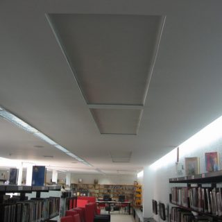 Placas de calefacción por infrarrojos en techo en sala de lectura de biblioteca en A Coruña